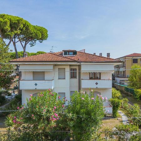 Apartment Dei Fiori By Interhome Camaiore Bagian luar foto